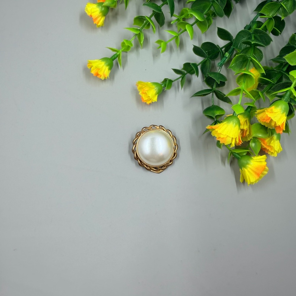Pearlesque and Gold Twisted Border Vintage Scarf Clip